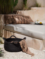 Karima Deken - Handgeweven Marokkaanse Deken in Outdoor Boho Setting