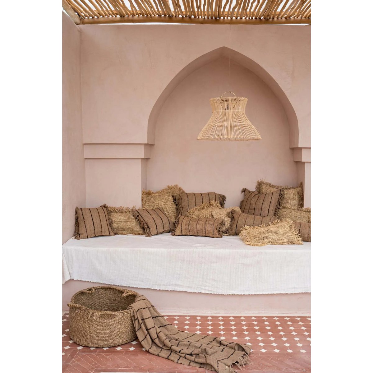 Karima Deken - Luxe Handgeweven Marokkaanse Deken in Bohemian Lounge Setting