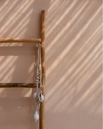natuurlijke schelpenketting als decoratief accent aan houten ladder
