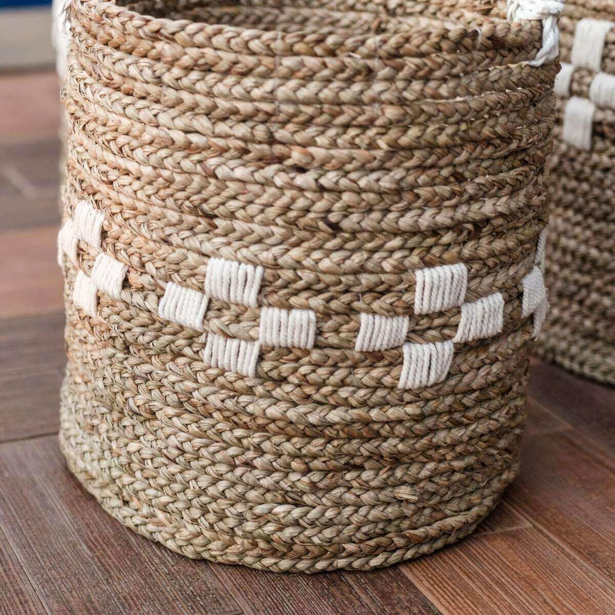 Kleine handgeweven mand op houten vloer, perfect als opberger of plantenmand