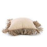 Zijkant van beige kussenhoes met volle raffia franjes en grove jute structuur
