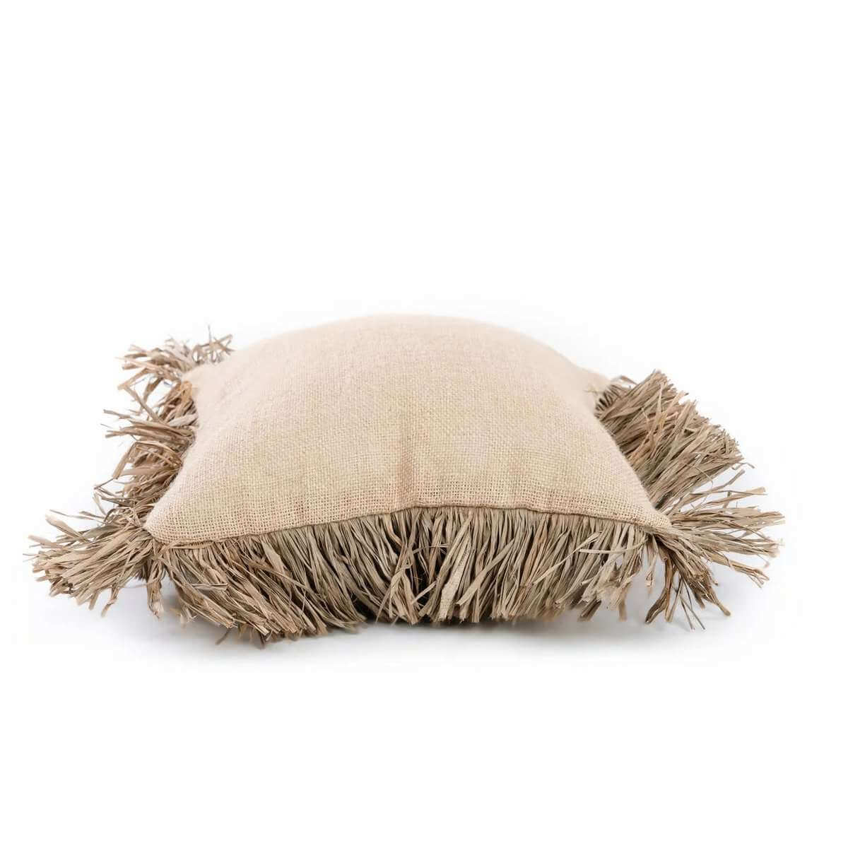 Zijkant van beige kussenhoes met volle raffia franjes en grove jute structuur
