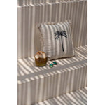 Laguna Palm Kussenhoes met een kokosnoot en zonnebril in een zonovergoten setting