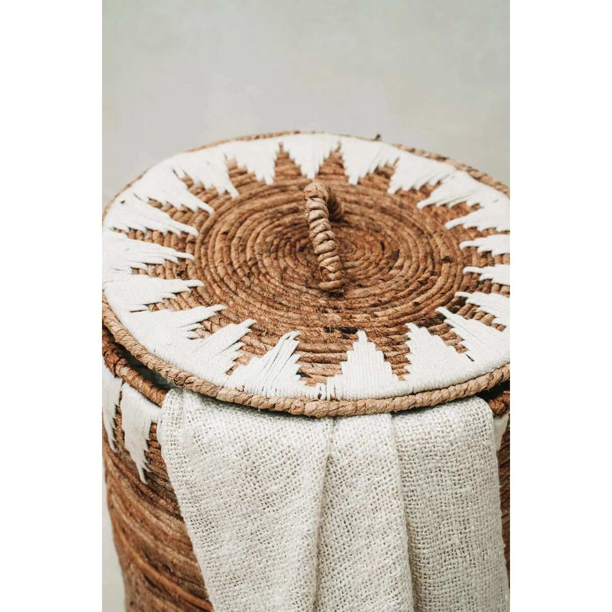 Detail van de Laya mand met katoenen doek en gevlochten bananenvezel deksel