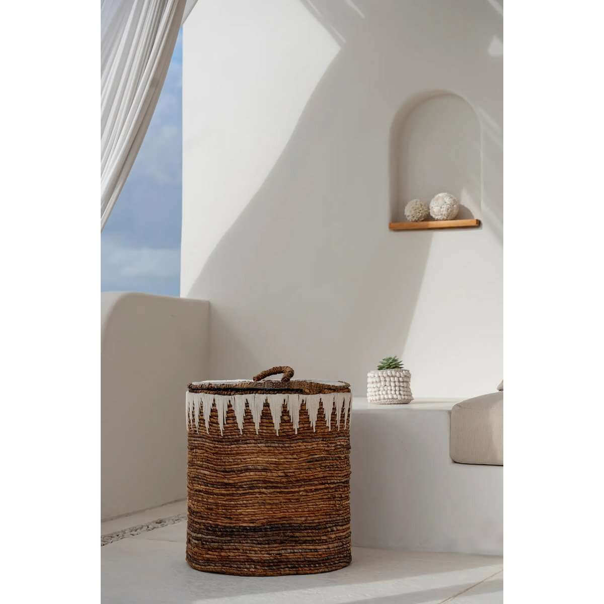 Boho mand in zonovergoten Ibiza-stijl interieur met uitzicht naar buiten