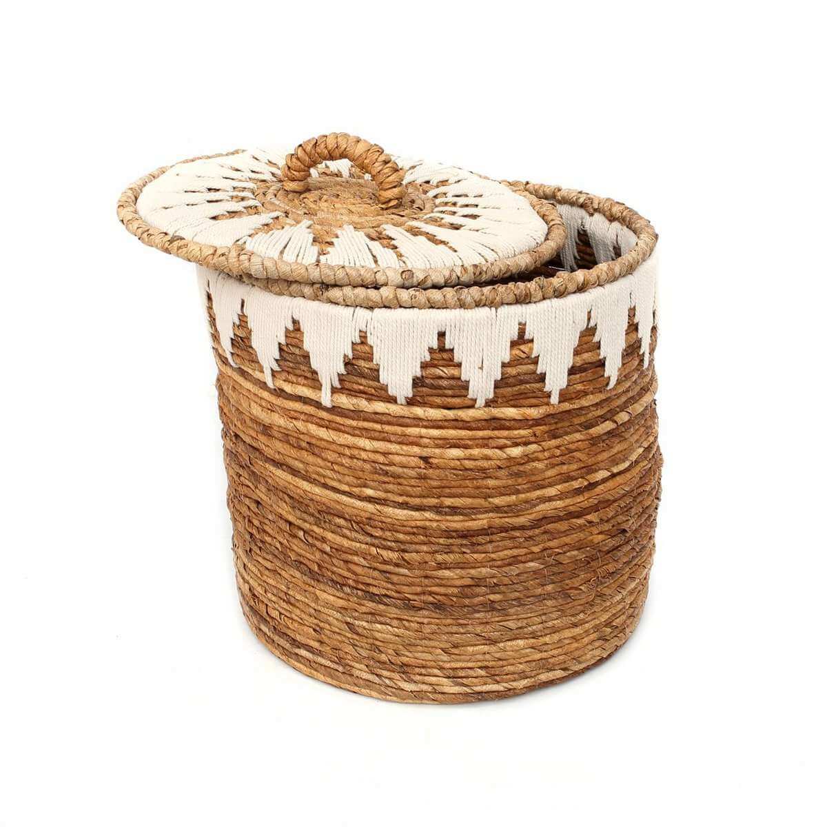 Handgemaakte boho mand van bananenvezel met deksel, deels geopend