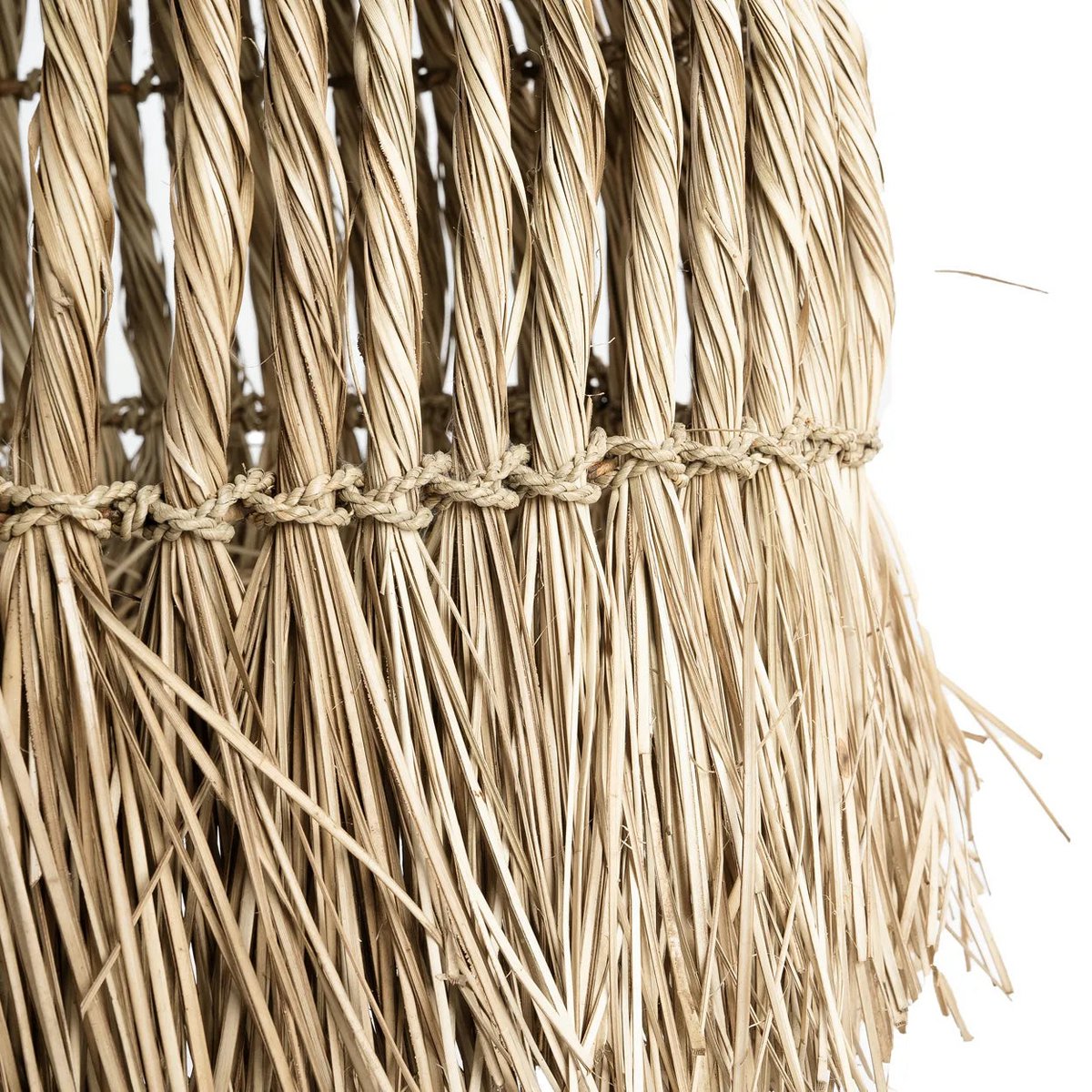 Detail van de Maraluna lamp, handgemaakt van mendonggras en waterhyacint, boho stijl.