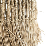 Detail van de Maraluna lamp, handgemaakt van mendonggras en waterhyacint, boho stijl.