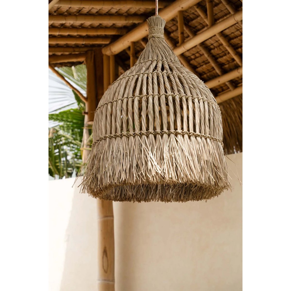 Maraluna lamp, handgemaakte hanglamp van mendonggras en waterhyacint, hangend onder een bamboe dak