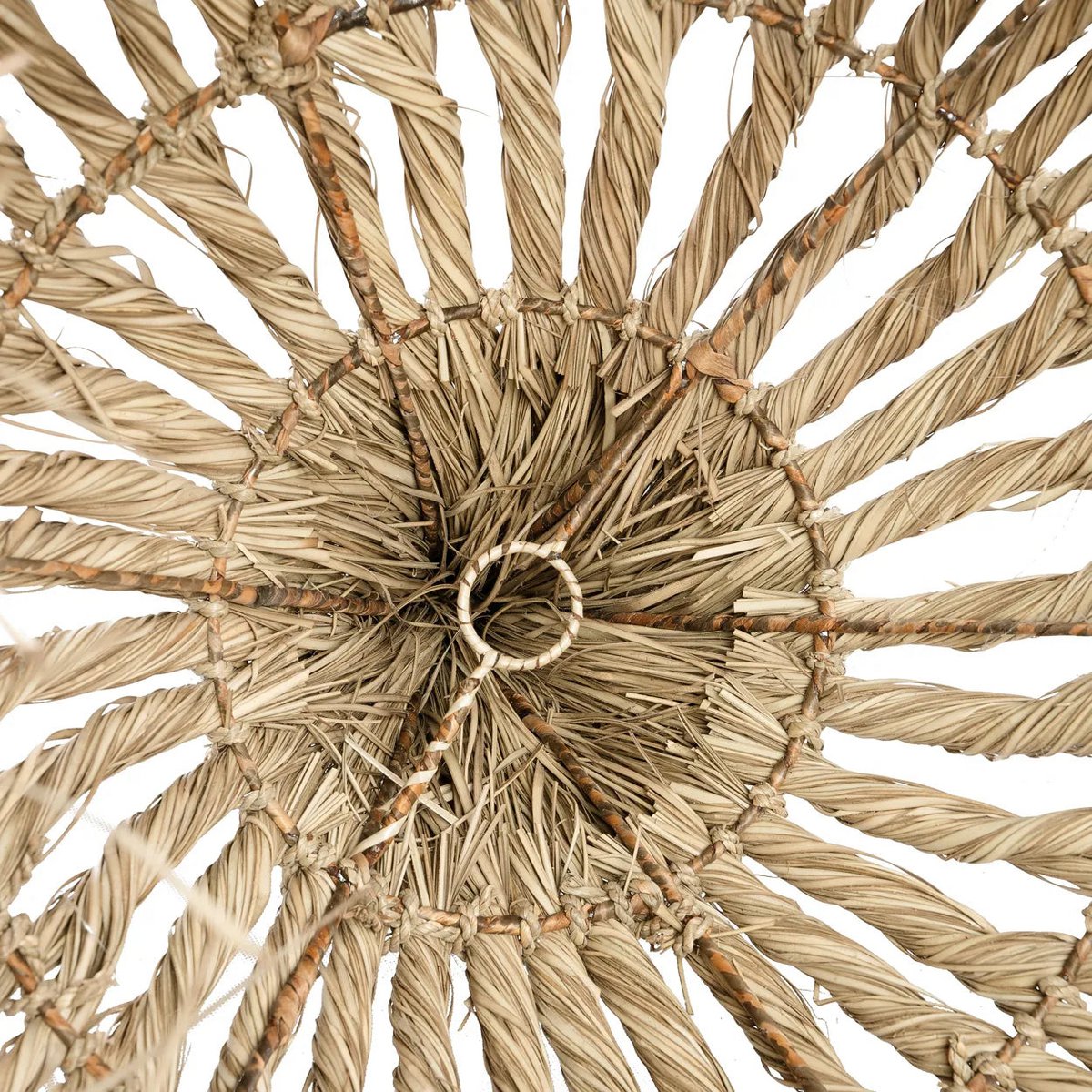 Binnenkant van de Maraluna lamp, met zorgvuldig gevlochten mendonggras en waterhyacint voor een unieke boho uitstraling.