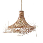 Handgemaakte rotan hanglamp Cala Mar met open vlechtstructuur – boho stijl verlichting van natuurlijk materiaal tegen witte achtergrond.