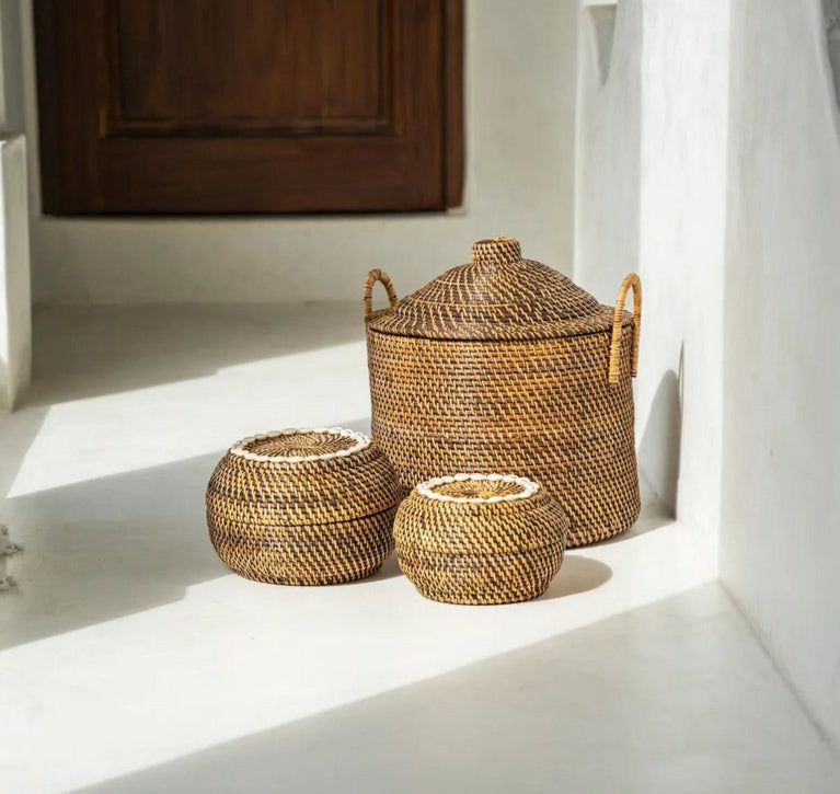 Set handgemaakte rotan opbergmanden met deksel en schelpdetails in natuurlijk zonlicht