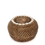 Kleine rotan opbergmand S met kaurischelpen en deksel