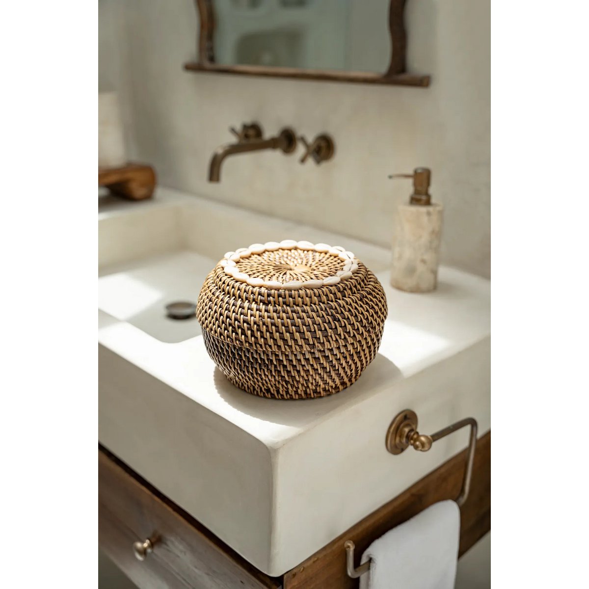Boho rotan mandje S op badkamerplank