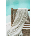 Safi Deken op rotan stoel, perfect voor een boho interieur styling.