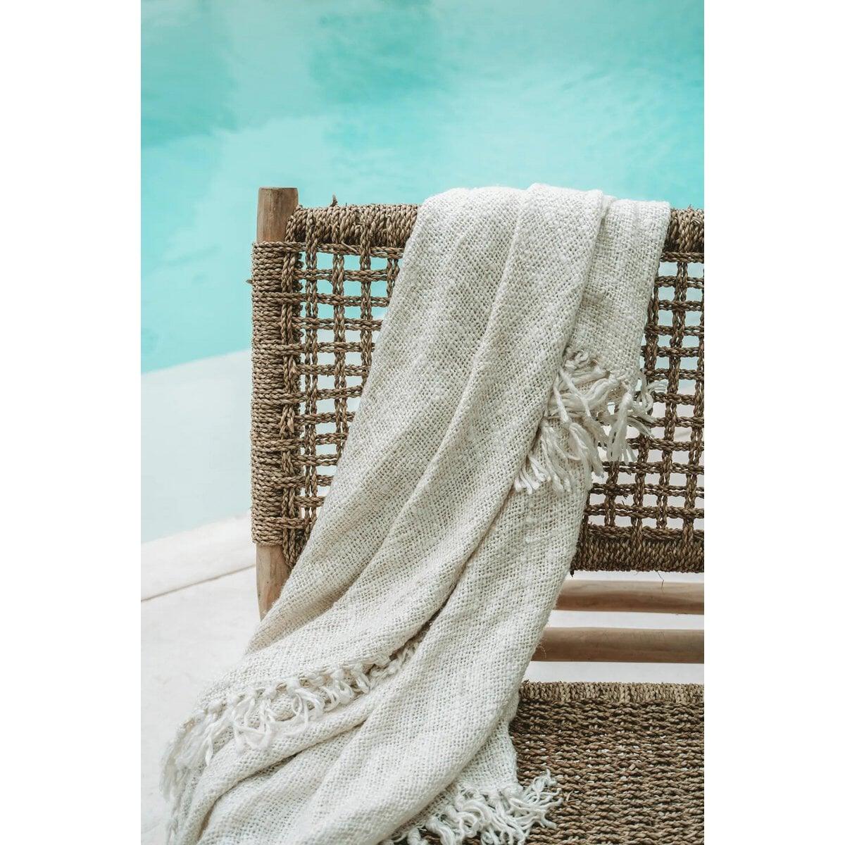 Safi Deken op rotan stoel, perfect voor een boho interieur styling.