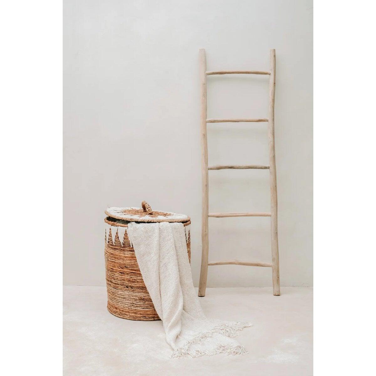 Marokkaanse Safi Deken in boho interieur, beige handgeweven deken.