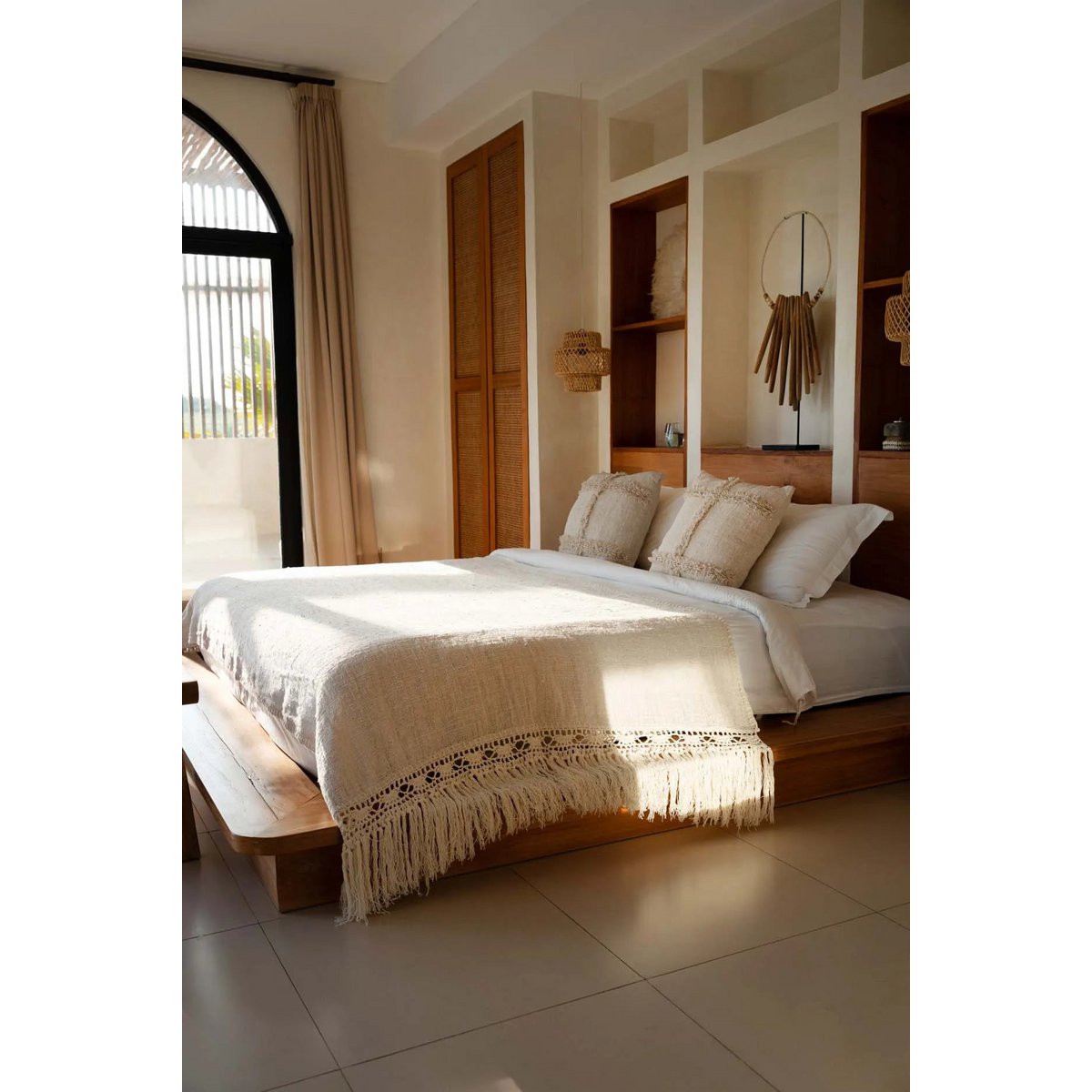 Safiya Sprei op een houten bed in modern boho interieur – Zachte beige bedsprei.