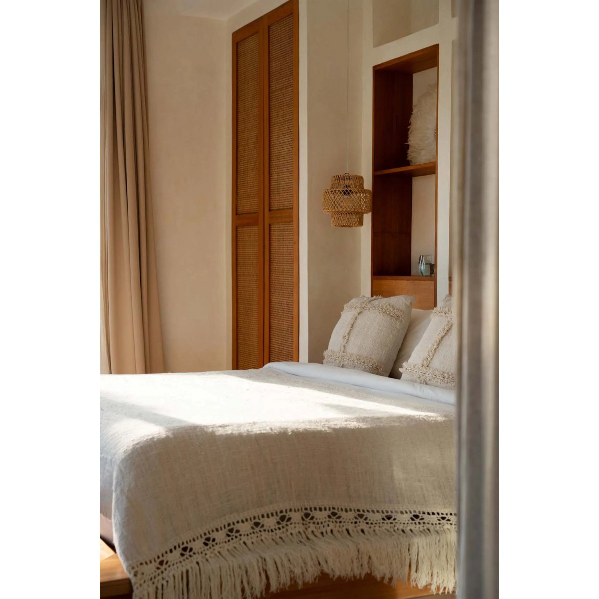Safiya Sprei op bed in boho slaapkamer met natuurlijke tinten en hout.