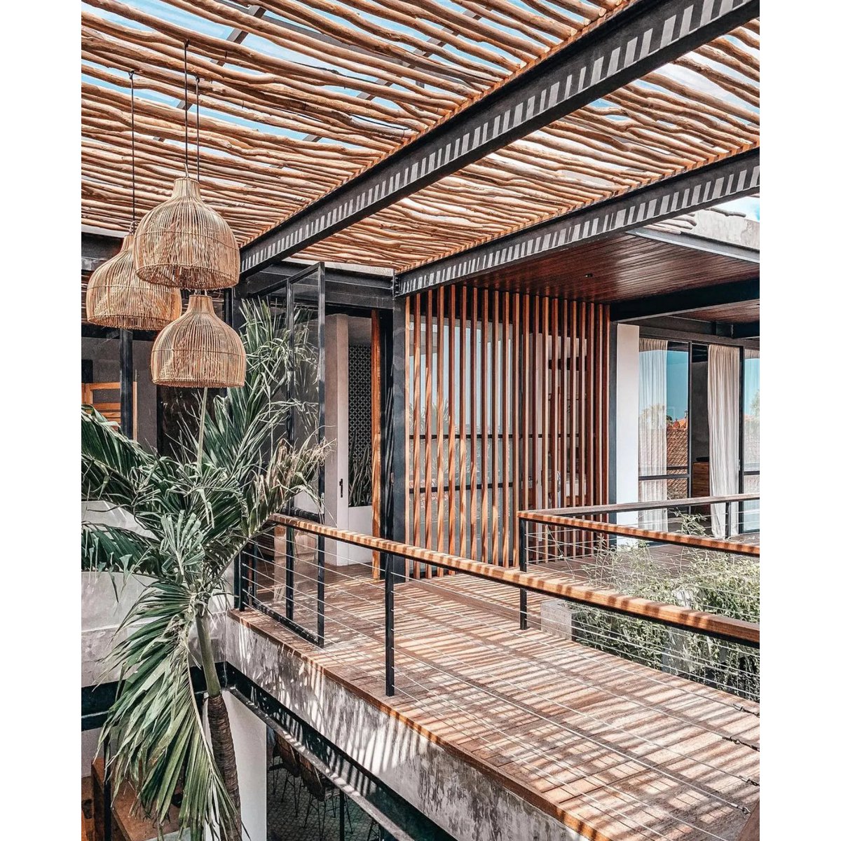 Solei Lume rotan hanglampen in tropisch interieur, perfect voor een open, boho sfeer.