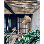 Solei Lume rotan hanglampen in tropisch interieur, met houten accenten en weelderige planten