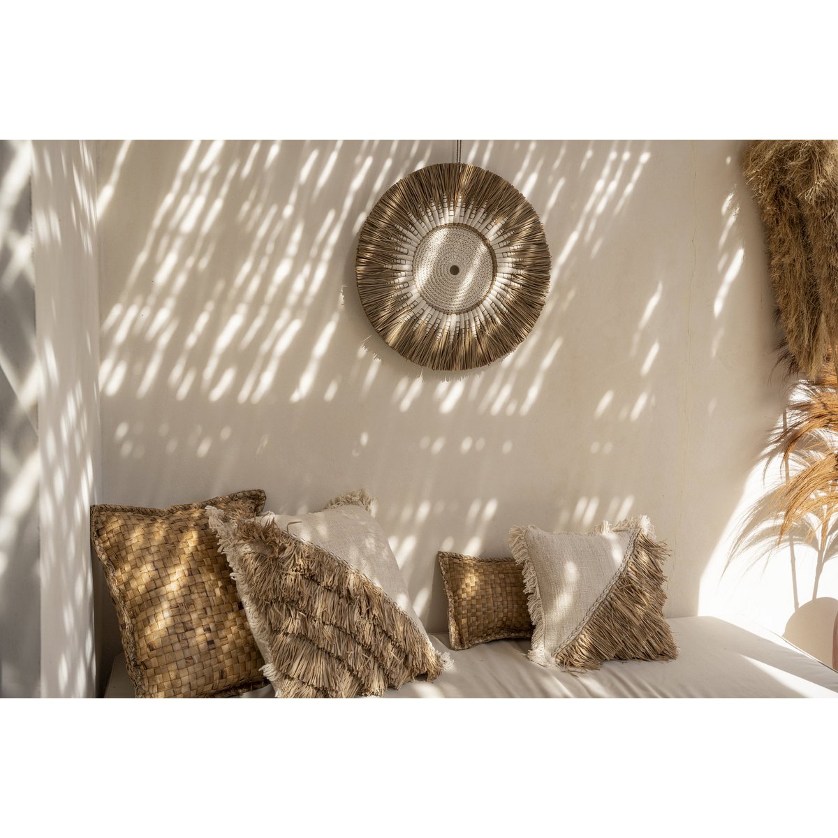 Detail van de Soluna wanddecoratie: natuurlijk raffia en strak geweven wit macramé