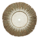 Handgemaakte boho wanddecoratie van raffia en wit macramé, vooraanzicht (Ø60 cm)