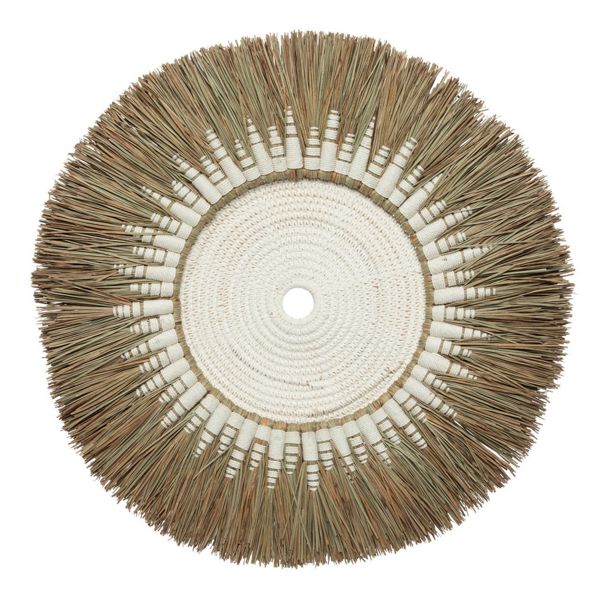 Handgemaakte boho wanddecoratie van raffia en wit macramé, vooraanzicht (Ø60 cm)