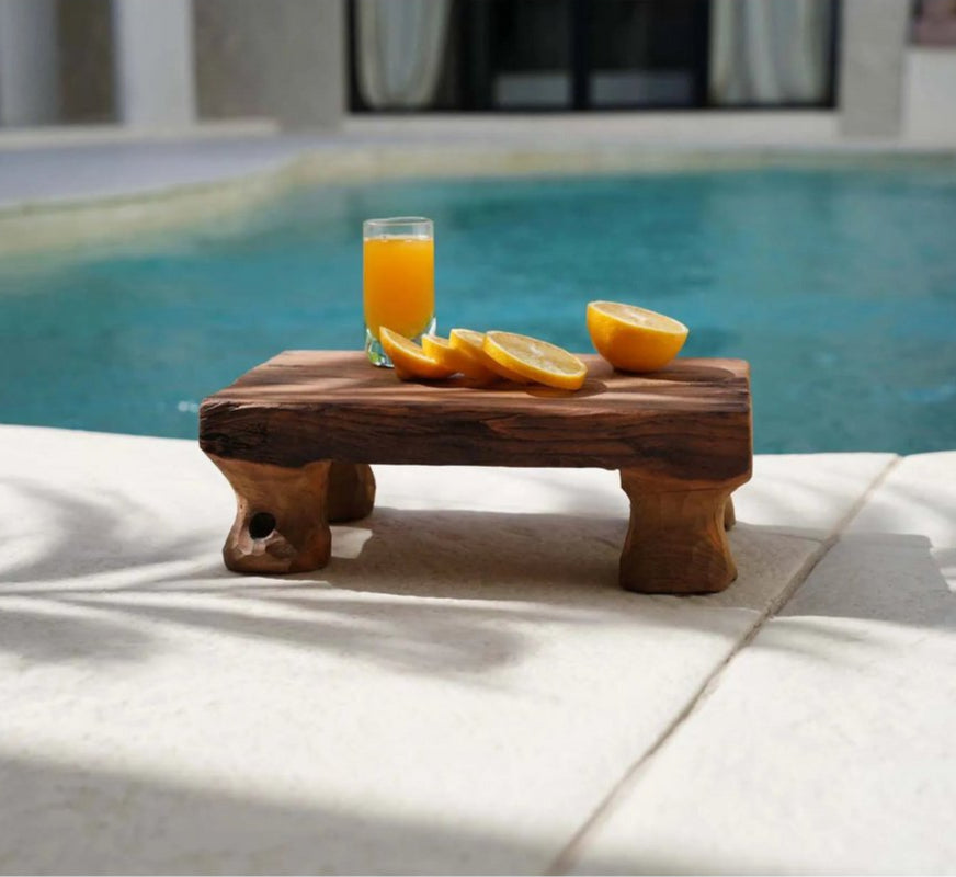 Luxe teakhouten serveerblad, ideaal voor het serveren van drankjes en snacks buiten bij het zwembad of op de veranda.