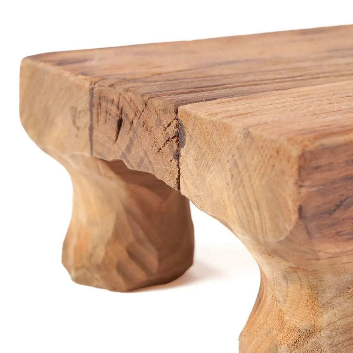 Close-up van de handgemaakte Teak Serenity Plate, met focus op het gedetailleerde vakmanschap en de unieke teakhouten textuur.