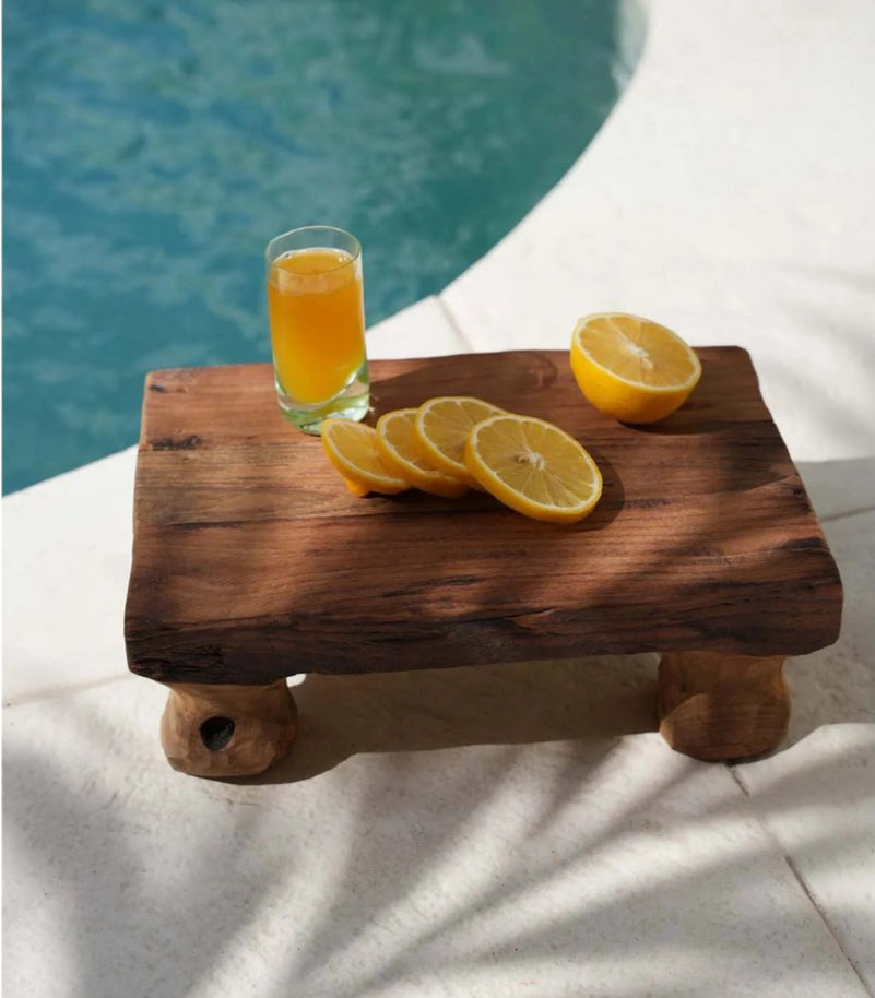 Teak Serenity Plate - Elegante houten serveerschaal van teakhout, perfect voor het serveren van hapjes en decoratie in een boho interieur.