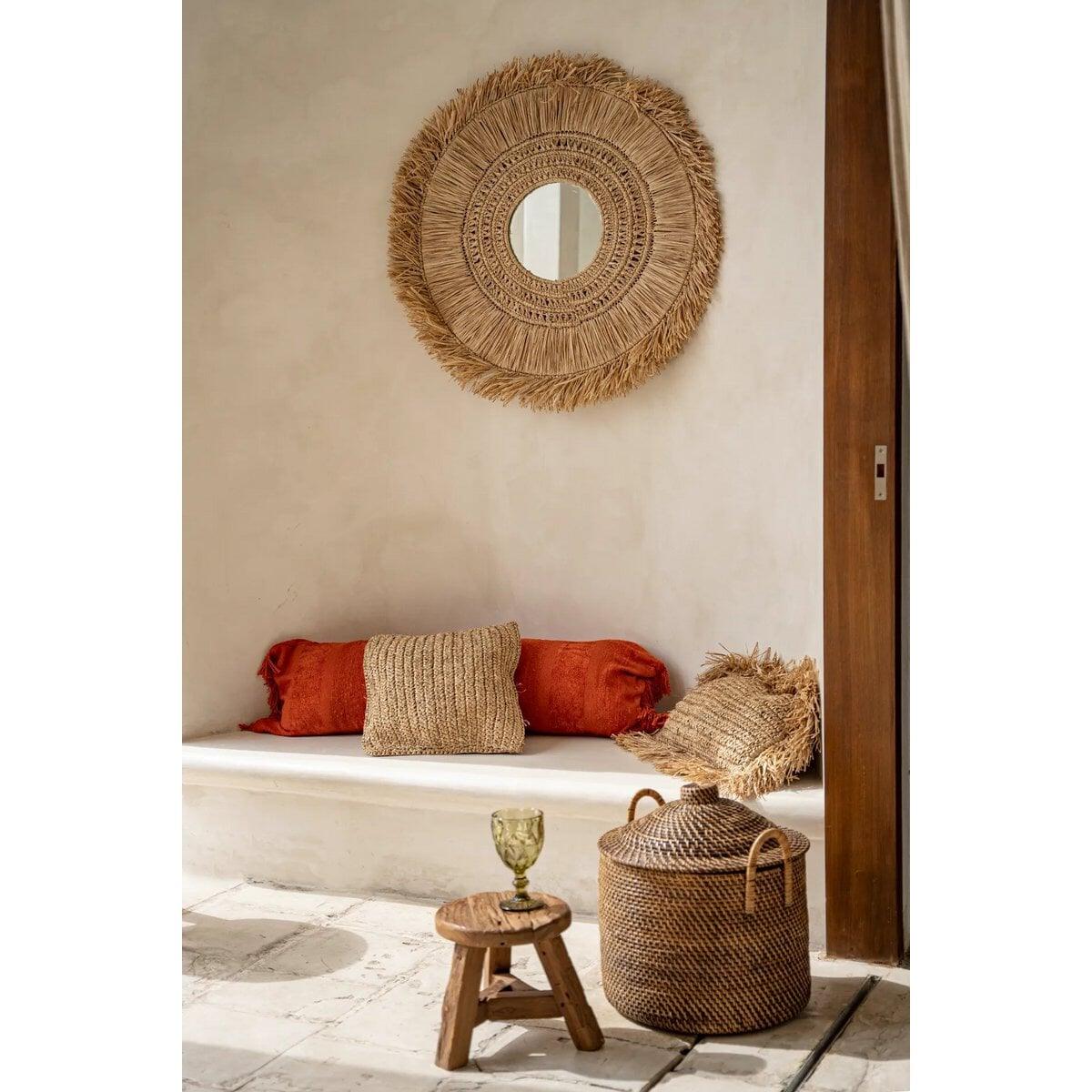 Boho zithoek met Yatai kruk en Java mand van rotan – warme sfeervolle woondecoratie