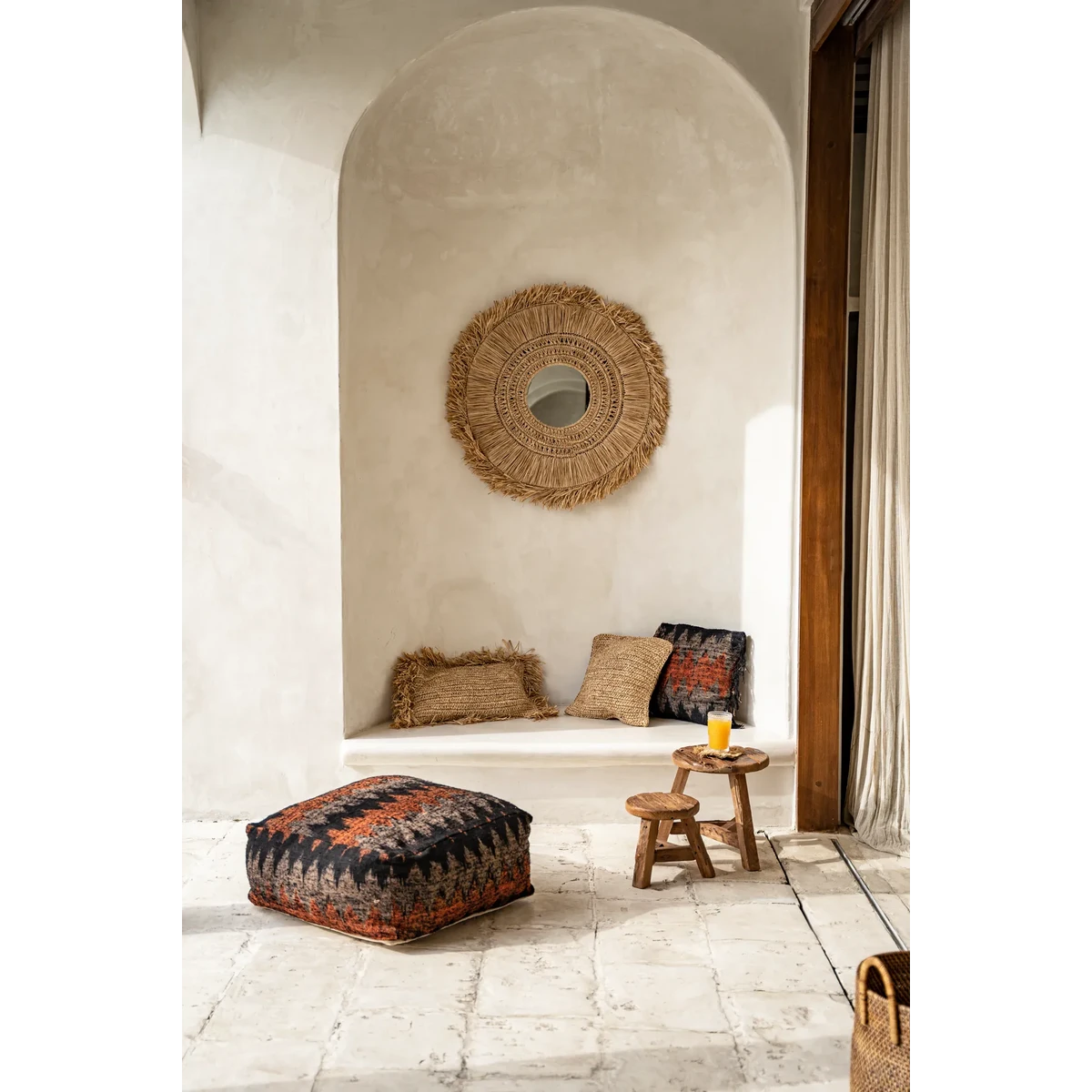 Boho zithoek met Yatai kruk L en rotan poef in mediterrane nis