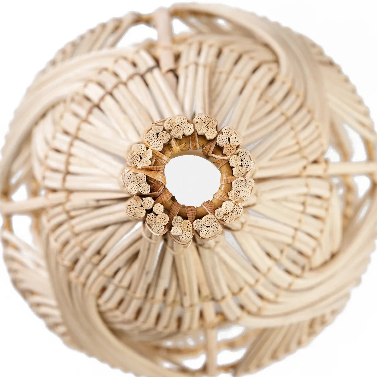 Bovenkant van Zahara rotan hanglamp met handgevlochten detail en open rotan structuur