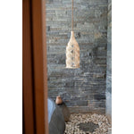 Zahara rotan hanglamp als sfeerverlichting in een badkamer met natuursteen en wellness sfeer