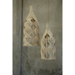 Zahara rotan hanglampen in maat M en L met gevlochten design tegen een betonlook achtergrond