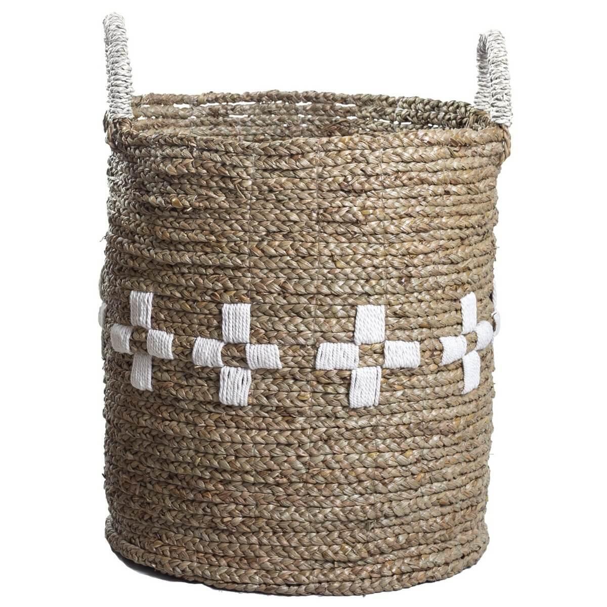 Handgemaakte zeegras mand met witte gevlochten details en stevige handvatten